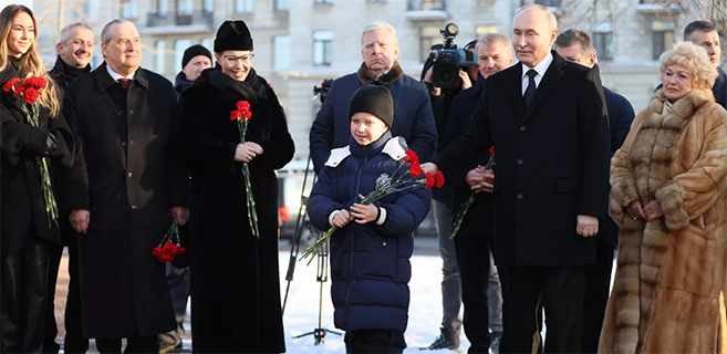 Владимир Путин на церемонии возложения цветов к памятнику первому мэру Санкт-Петербурга Анатолию Собчаку.