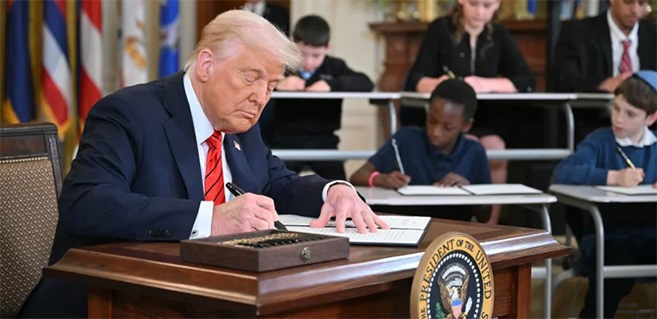 Президент США Дональд Трамп подписывает Указ о закрытии Министерства образования США